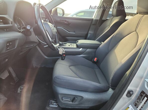 5TDKDRBH3PS031898 2023 TOYOTA HIGHLANDER Silver Widok deski rozdzielczej