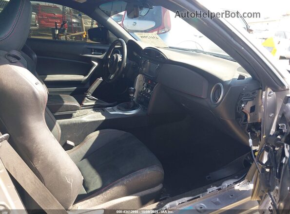 JF1ZCAC17J9601675 2018 SUBARU BRZ Серебряный Вид салона спереди