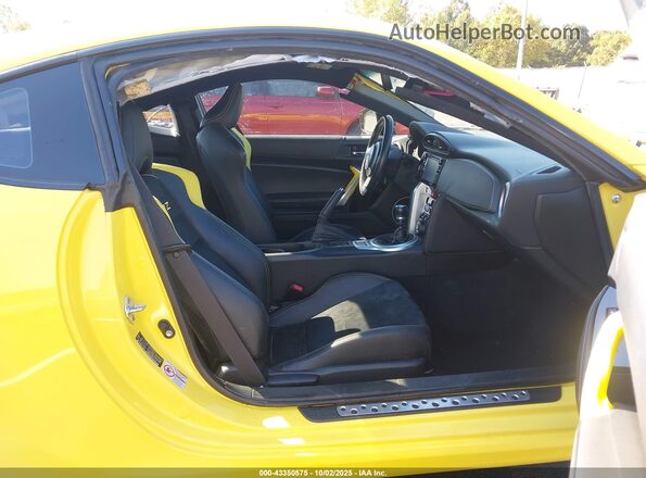 JF1ZCAC1XH9601468 2017 SUBARU BRZ Yellow Front interior view