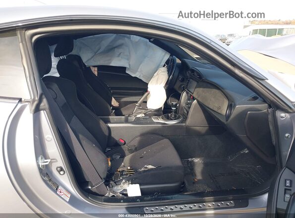 JF1ZNAA11H9704789 2017 TOYOTA 86 Silver Widok wnętrza z przodu