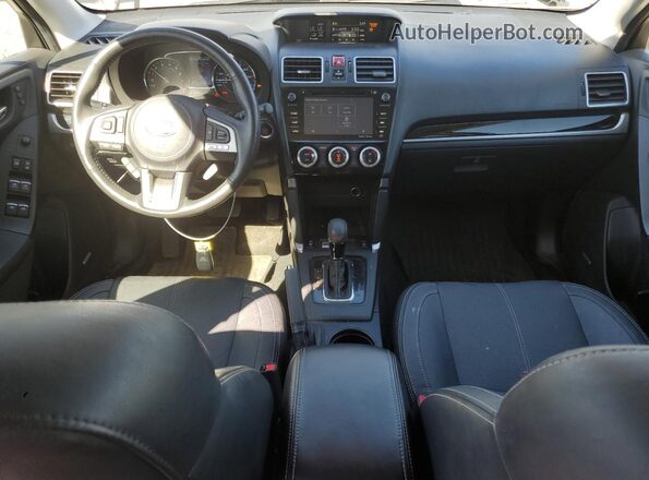 JF2SJAWC8HH582831 2017 SUBARU FORESTER 2.5I TO Серебряный Вид панели приборов