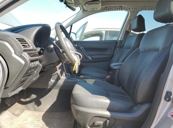 JF2SJAWC8HH582831 2017 SUBARU FORESTER 2.5I TO Серебряный Вид салона спереди