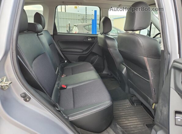 JF2SJGEC7HH546326 2017 SUBARU FORESTER2. Silver Вид задньої частини салону
