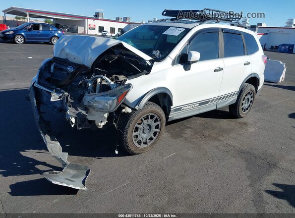 JF2SJGEC7HH562056 2017 SUBARU FORESTER2. White Front left