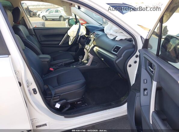 JF2SJGEC7HH562056 2017 SUBARU FORESTER2. White Front interior view