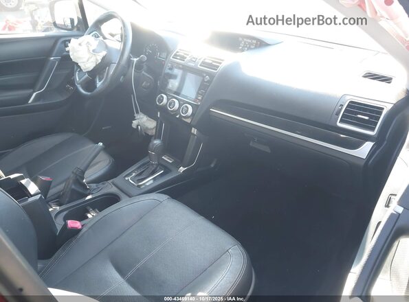JF2SJGWC9HH593131 2017 SUBARU FORESTER2. Red Вид салону спереду