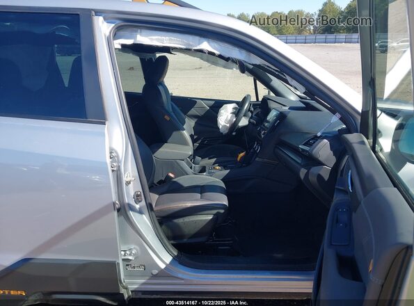 JF2SKAMCXNH463397 2022 SUBARU FORESTER Silver Вид салону спереду