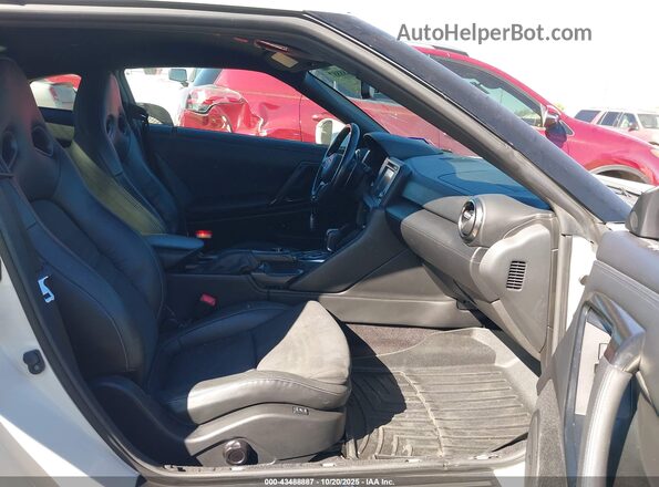 JN1AR5EF2JM710065 2018 NISSAN GT-R White Front interior view