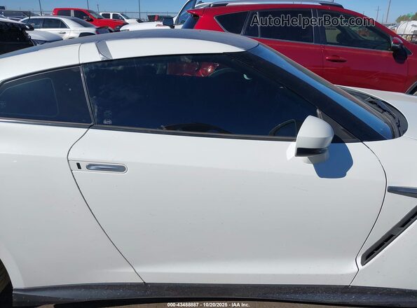 JN1AR5EF2JM710065 2018 NISSAN GT-R White Rear interior view