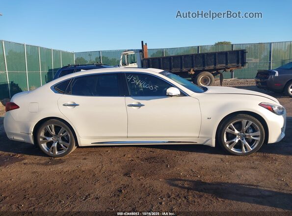 JN1BY1PRXJM370669 2018 INFINITI Q70L White Rear interior view