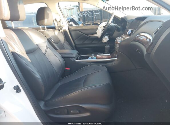 JN1BY1PRXJM370669 2018 INFINITI Q70L White Front interior view