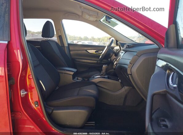 JN8AT2MTXHW384751 2017 NISSAN ROGUE Red Front interior view