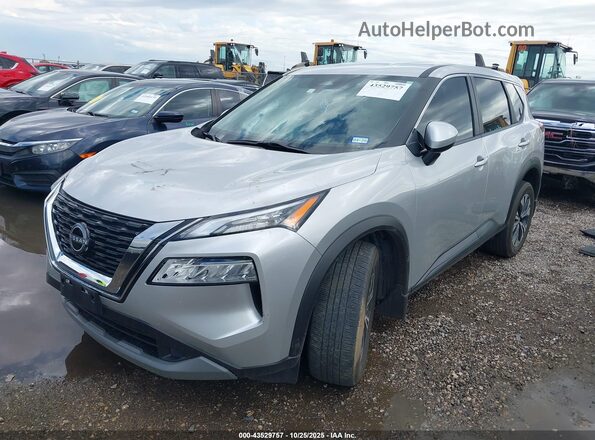 JN8BT3BA5PW434420 2023 NISSAN ROGUE Silver Vista tres cuartos delantera izquierda