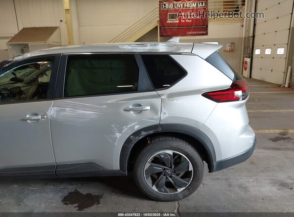 JN8BT3BBXRW447322 2024 NISSAN ROGUE Серебряный Вид спереди