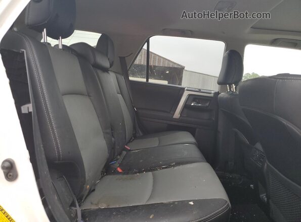 JTEBU5JR0L5776896 2020 TOYOTA 4RUNNER White Vista de los asientos traseros