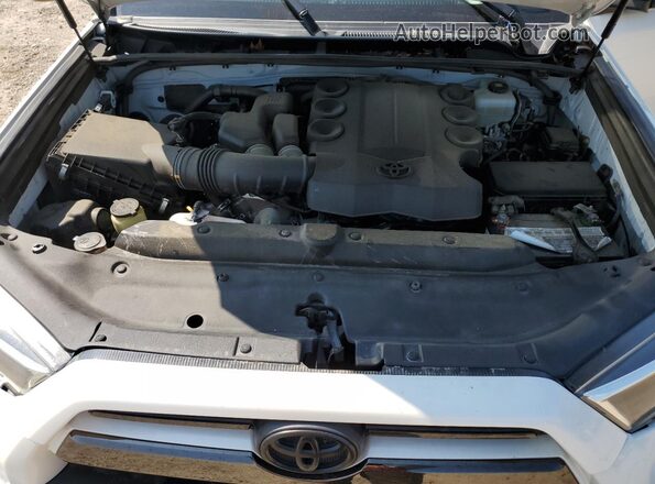 JTEBU5JR6L5772416 2020 TOYOTA 4RUNNER White ძრავის განყოფილების ხედი