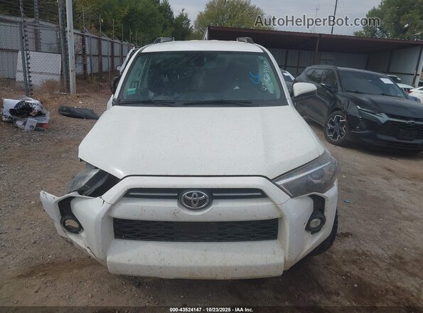JTEEU5JR0N5267018 2022 TOYOTA 4RUNNER White Widok wnętrza z tyłu
