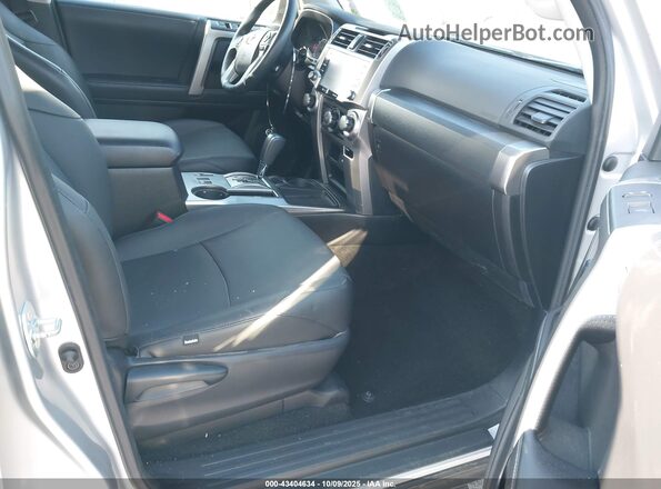 JTEEU5JR1N5275337 2022 TOYOTA 4RUNNER Silver წინა სალონის ხედი
