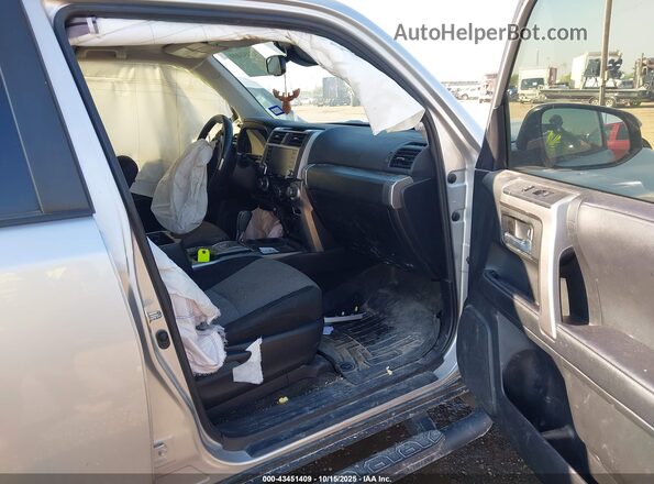 JTEEU5JR7N5258509 2022 TOYOTA 4RUNNER Серебряный Вид салона спереди