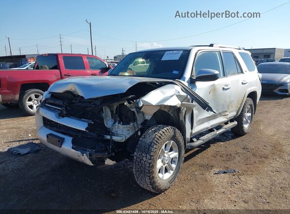 JTEEU5JR7N5258509 2022 TOYOTA 4RUNNER Серебряный Вид спереди
