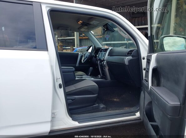 JTEMU5JR0M5948192 2021 TOYOTA 4RUNNER White Вид салону спереду
