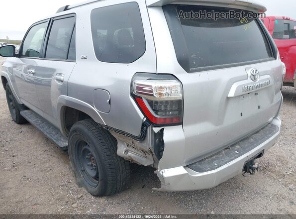 JTEMU5JR8N6054775 2022 TOYOTA 4RUNNER Серебряный Вид спереди