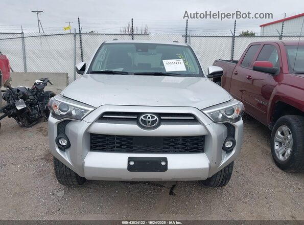 JTEMU5JR8N6054775 2022 TOYOTA 4RUNNER Серебряный Вид панели приборов