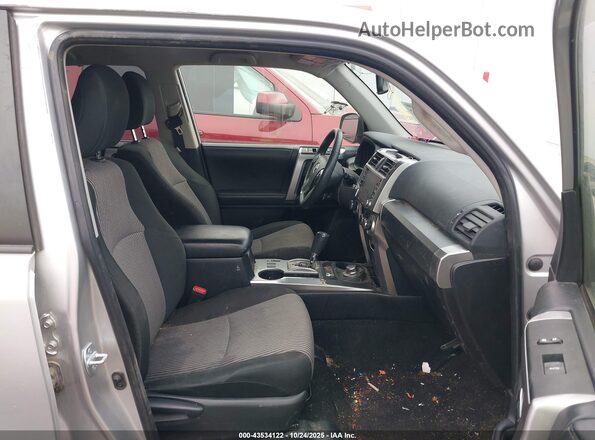 JTEMU5JR8N6054775 2022 TOYOTA 4RUNNER Серебряный Вид салона спереди