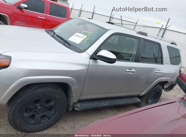 JTEMU5JR8N6054775 2022 TOYOTA 4RUNNER Серебряный Вид задней части салона