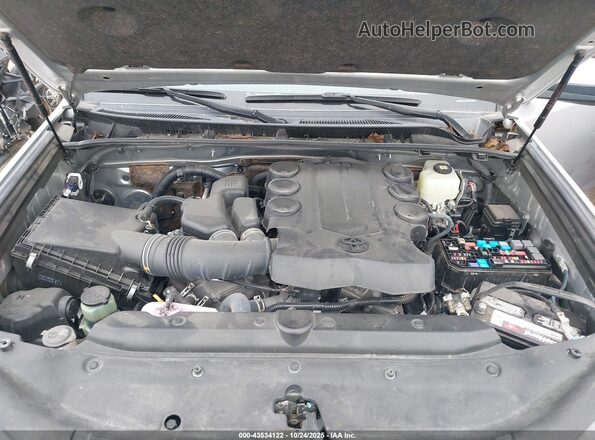 JTEMU5JR8N6054775 2022 TOYOTA 4RUNNER Серебряный Вид сзади