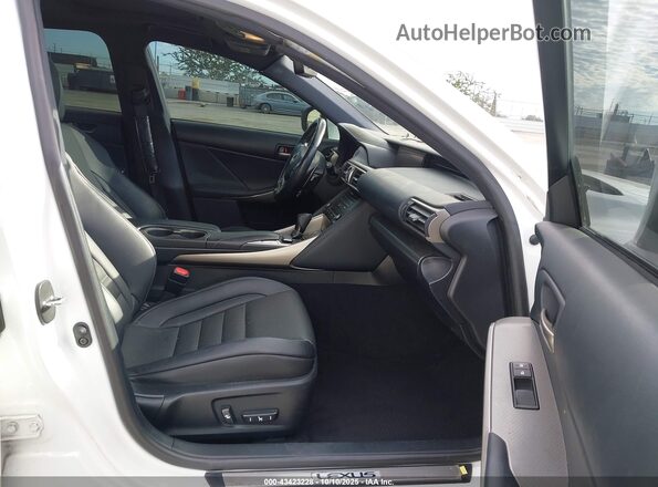 JTHBA1D26J5065333 2018 LEXUS IS 300 Белый Вид салона спереди