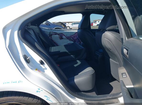 JTHBA1D2XJ5068008 2018 LEXUS IS 300 White VIN կոդի պիտակի տեսք