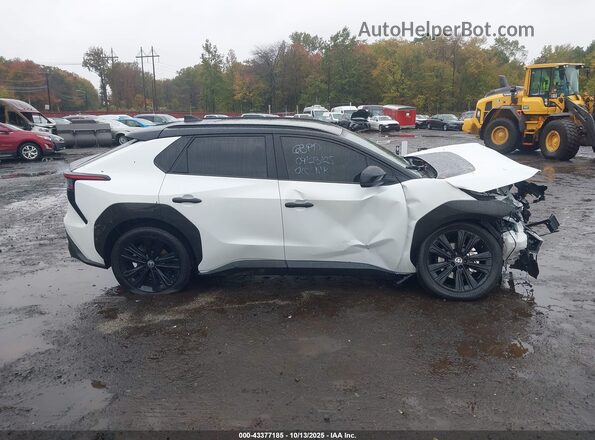 JTMABACA7SA105608 2025 TOYOTA BZ4X White Սալոնի հետևի տեսք
