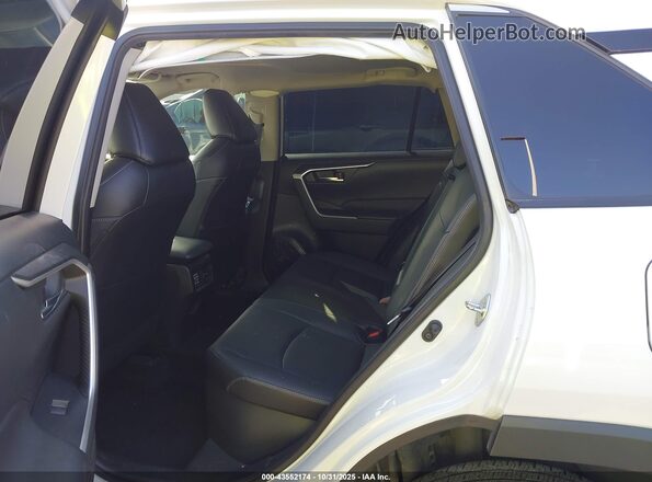 JTMB6RFV7RD550381 2024 TOYOTA LE White Vista de la etiqueta del VIN