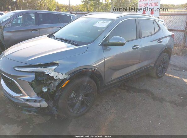 KL4AMDSL2SB151771 2025 BUICK ENCORE Gray Vista tres cuartos delantera izquierda