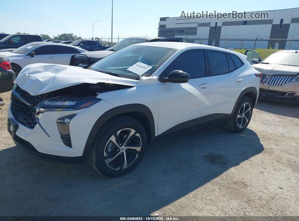 KL77LGEP0TC005638 2026 CHEVROLET TRAX White წინა მარცხენა ხედი სამი მეოთხედიდან