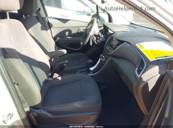 KL7CJKSMXNB522682 2022 CHEVROLET TRAX Серебряный Вид салона спереди