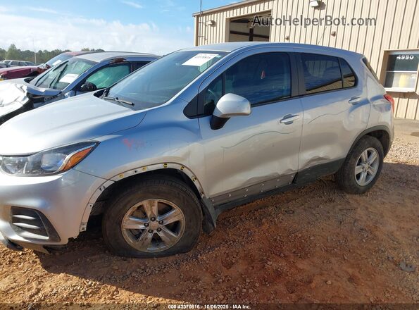 KL7CJKSMXNB522682 2022 CHEVROLET TRAX Серебряный Вид спереди