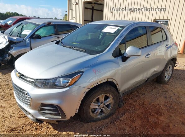 KL7CJKSMXNB522682 2022 CHEVROLET TRAX Серебряный Передняя левая четверть