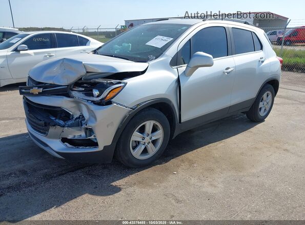 KL7CJLSB1LB010469 2020 CHEVROLET TRAX Silver Vista tres cuartos delantera izquierda