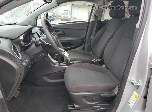 KL7CJNSM2NB552289 2022 CHEVROLET TRAX Silver Vista interior delantera