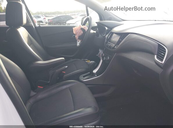 KL7CJPSB1MB359382 2021 CHEVROLET TRAX Белый Вид салона спереди