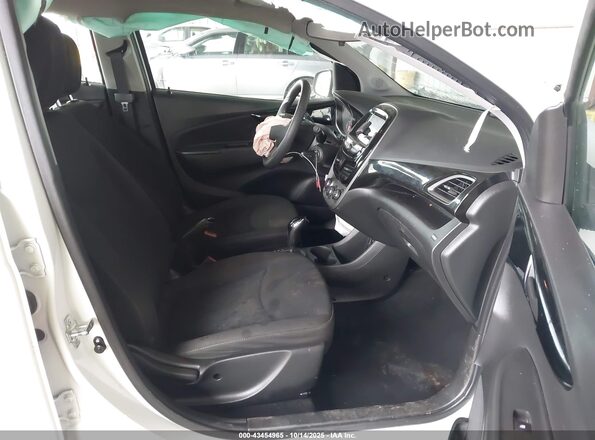 KL8CD6SA1MC217242 2021 CHEVROLET SPARK White Вид салону спереду