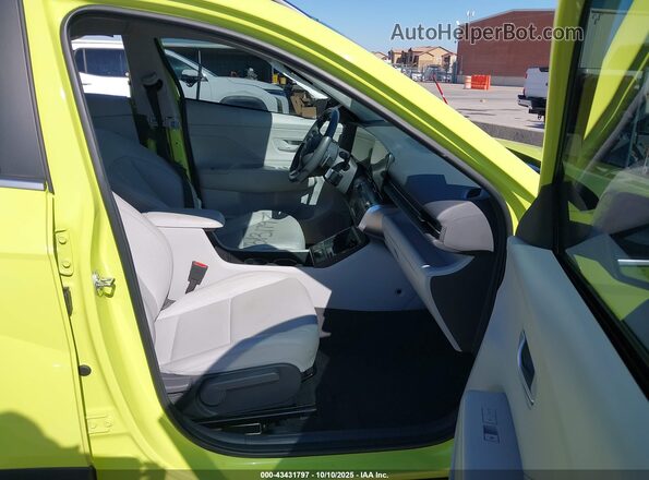 KM8HE3A34RU114986 2024 HYUNDAI KONA Зеленый Вид салона спереди