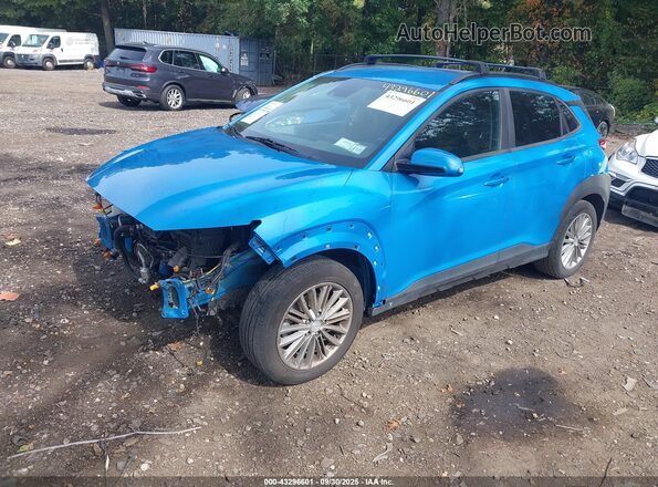 KM8K2CAA8LU483614 2020 HYUNDAI KONA Blue წინა მარცხენა ხედი სამი მეოთხედიდან