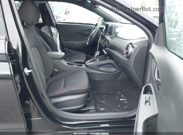 KM8K3CA37NU831081 2022 HYUNDAI KONA Черный Вид салона спереди