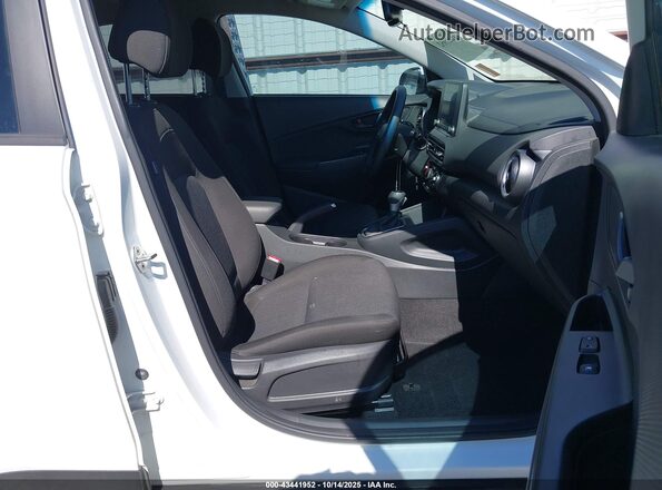 KM8K62AB9NU802707 2022 HYUNDAI KONA Белый Вид салона спереди