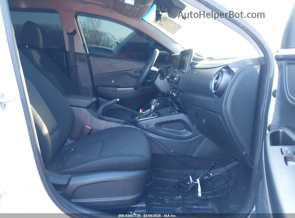 KM8K6CAB4NU832557 2022 HYUNDAI KONA Белый Вид салона спереди