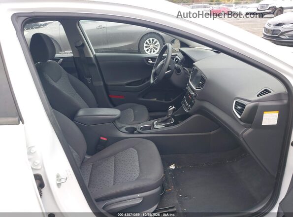 KMHC65LC3HU030611 2017 HYUNDAI IONIQ HYBRID White Вид салону спереду