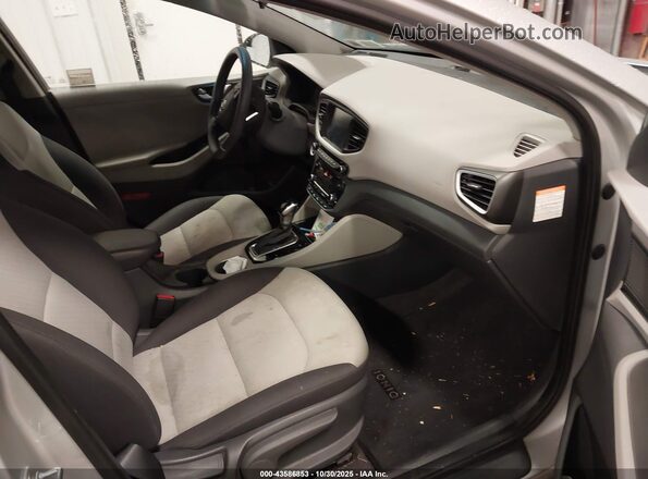 KMHC65LCXHU057496 2017 HYUNDAI IONIQ HYBRID Silver Вид салону спереду